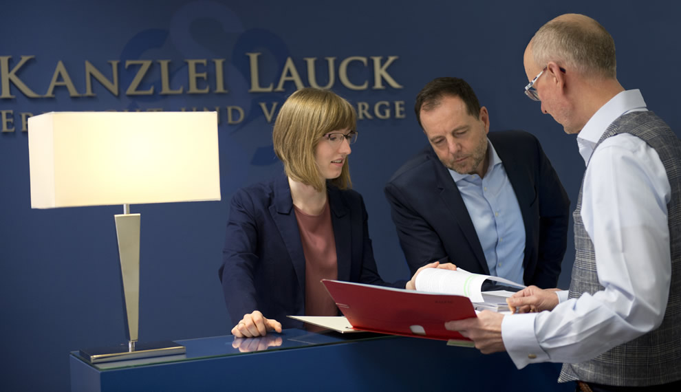 Anwälte Patricia Goratsch, Bernd Rainer Weber und Franz-Georg Lauck (v. l. n. r.) bei der Besprechung einer Akte